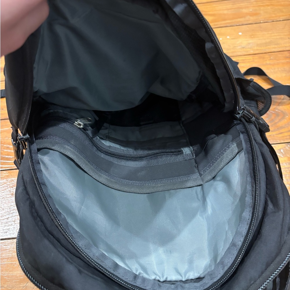 (979)*NORTH FACE BLACK BACKPACK* - Picture 5 of 11
